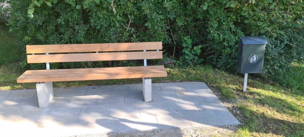 Das Foto stammt von der CSU in Forstern. Die Bank wurde 2023 aufgestellt. Parkbank zwischen Forstern und Karlsdorf. (2023)
