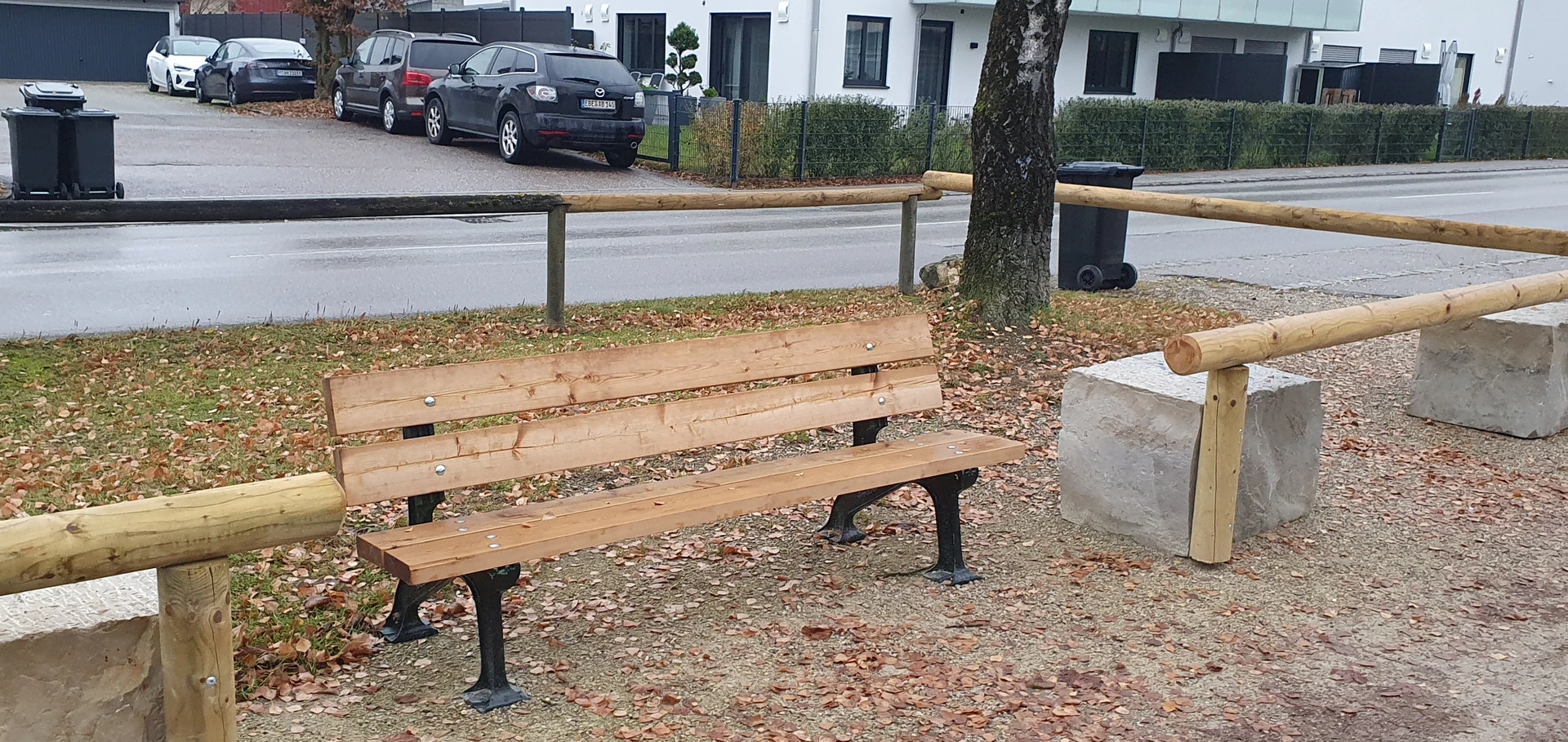 Diese Bank wurde 2025 aufgestellt. Parkbank in Forstern an der Hauptstraße gegenüber der Bäckerei Kreitmaier (2025)