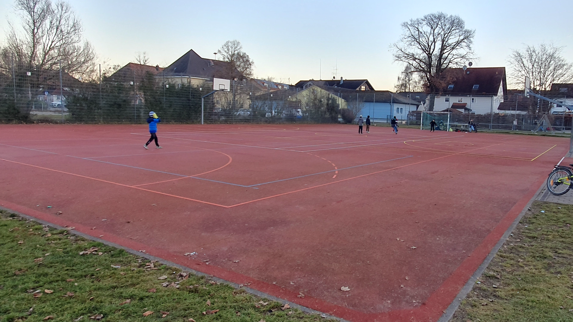 Der Sportplatz bei der Schule in Forstern