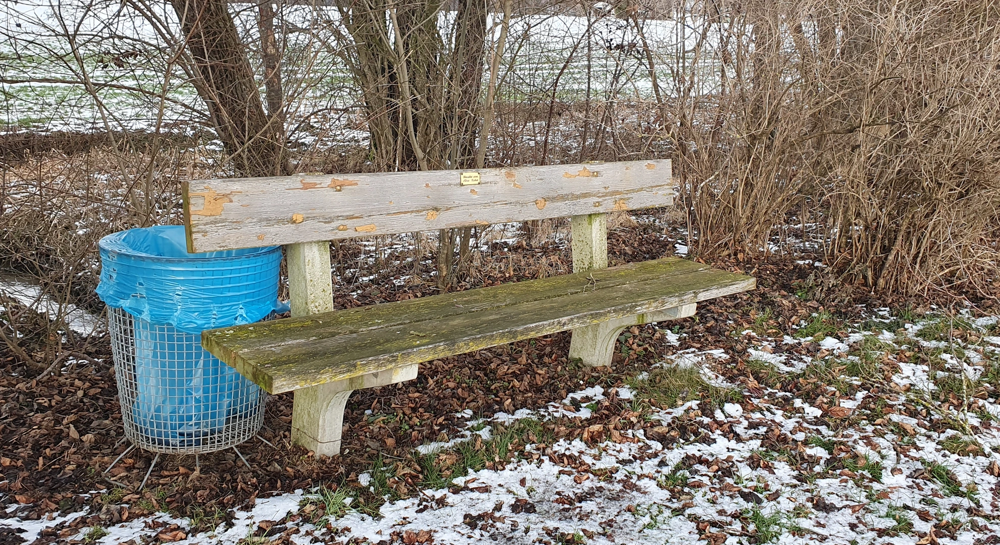 Diese Bank müsste mal instand gesetzt werden. Parkbank zwischen Preisendorf und Kreiling am Hirschbach.