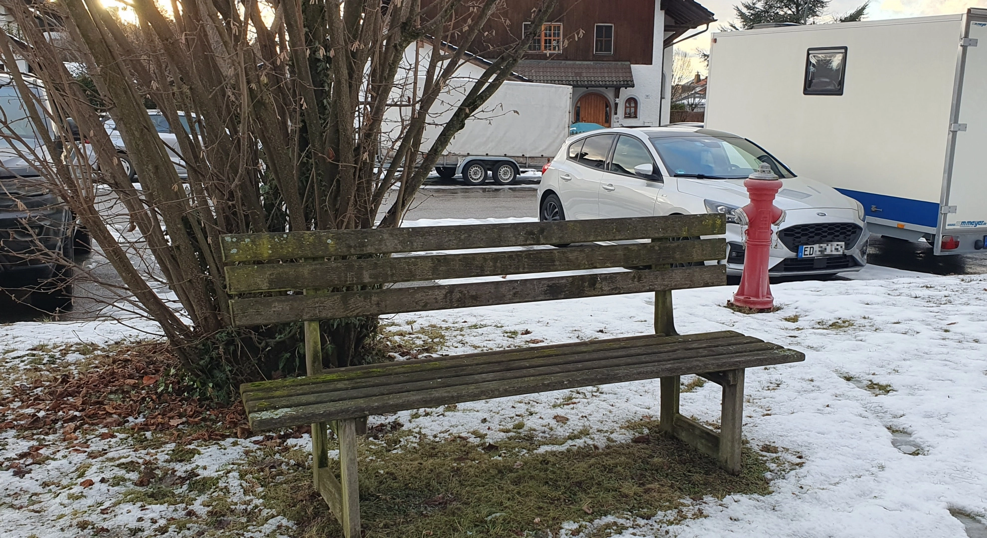Diese Bank müsste mal instand gesetzt werden. Parkbank in Tading vor der Kirche