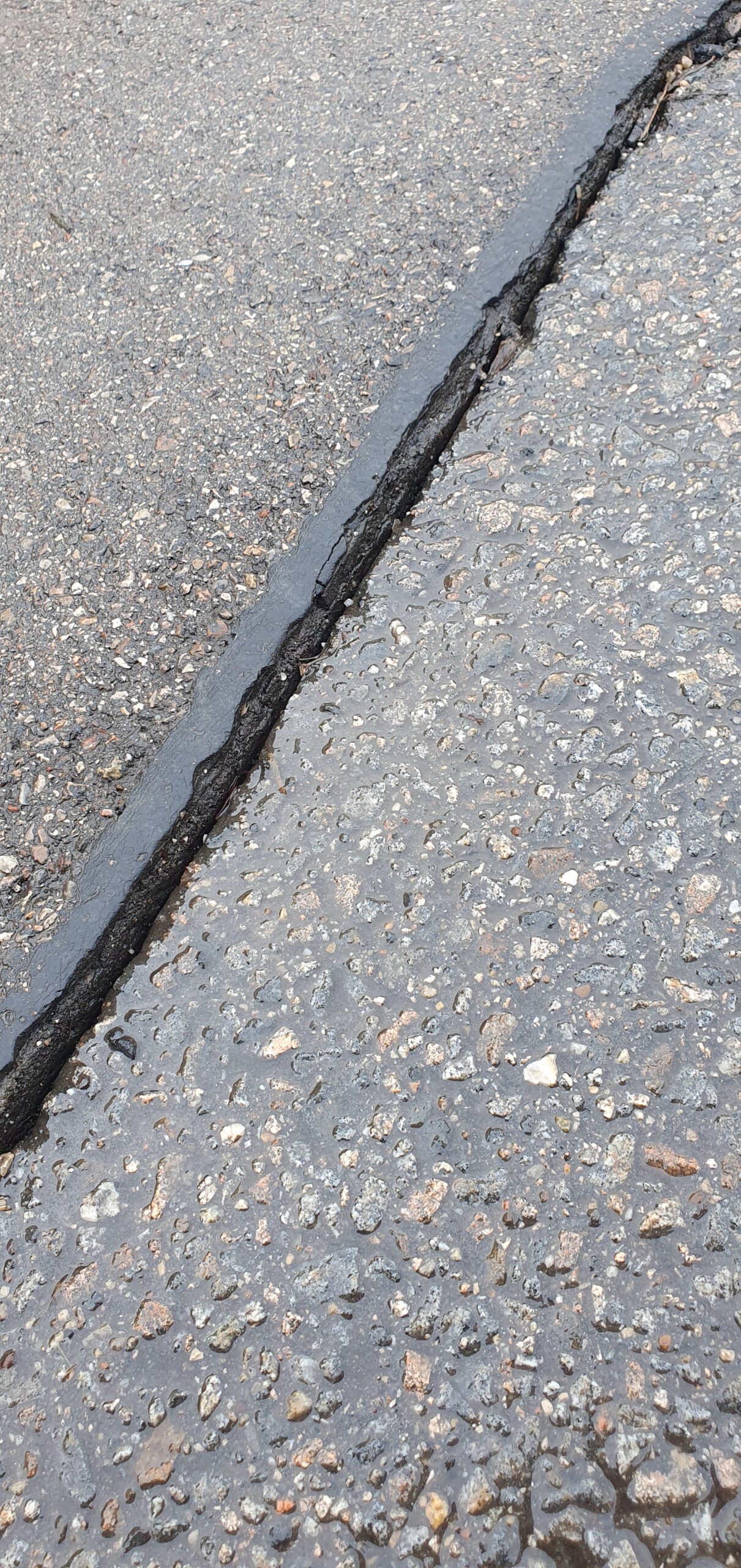 Foto von Straßenschäden nach dem Glasfaserausbau in Forstern