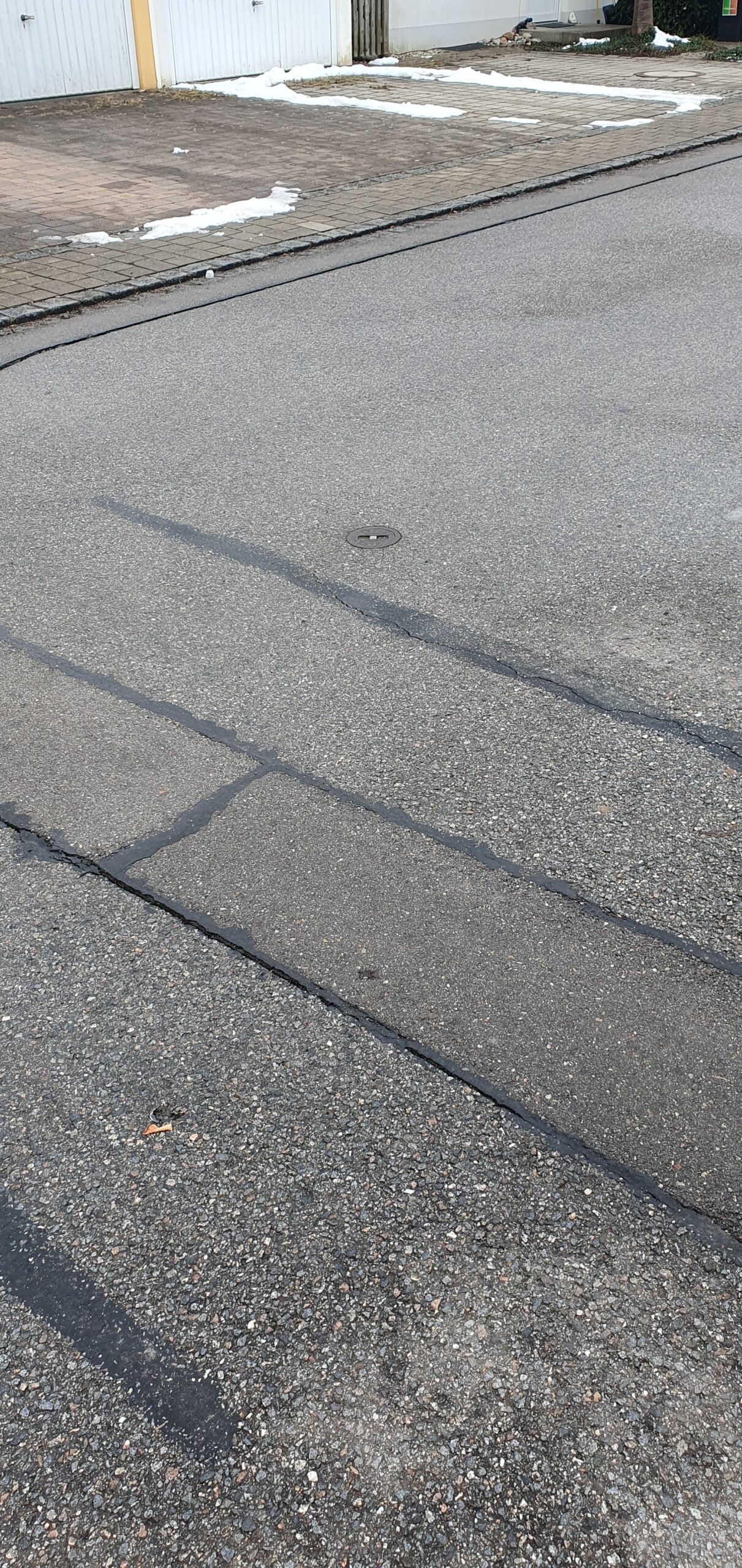 Foto von Straßenschäden nach dem Glasfaserausbau in Forstern