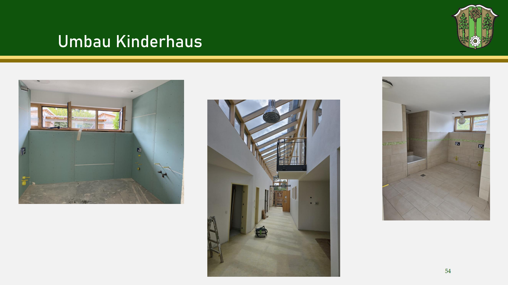 Präsentationsfolie von der Bürgerversammlung 2023, auf der drei Fotos den Fortschritt beim Umbau des Kindergartens zeigen.