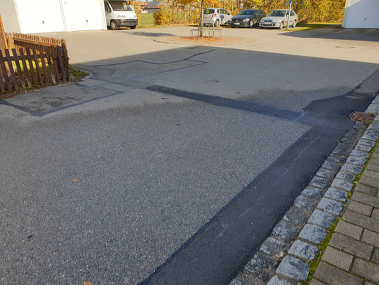 Kaputter Straßenbelag nach dem Glasfaserausbau