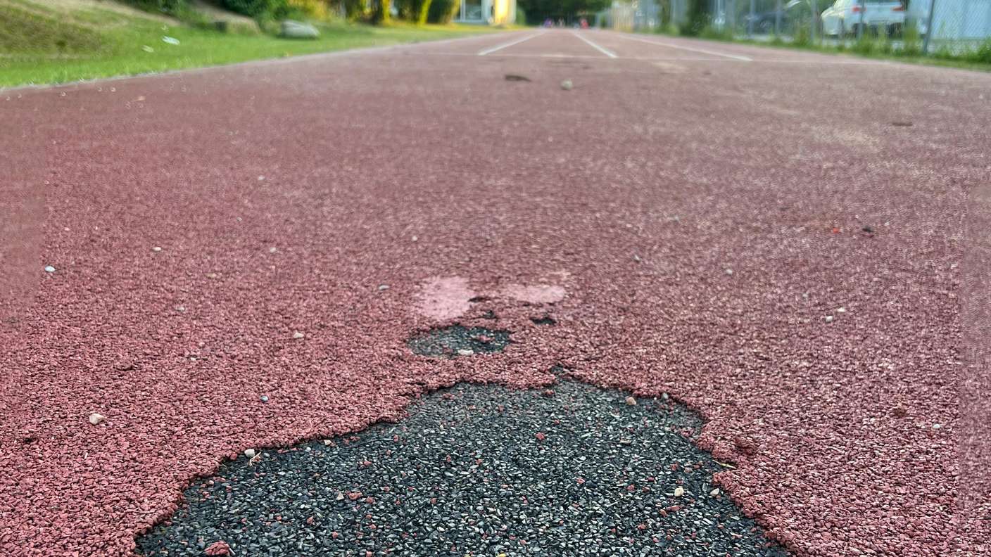Defekte in der Oberfläche der Tartanbahn der Schule in Forstern