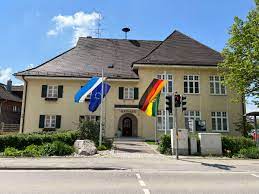 Das Rathaus in Forstern von vorne