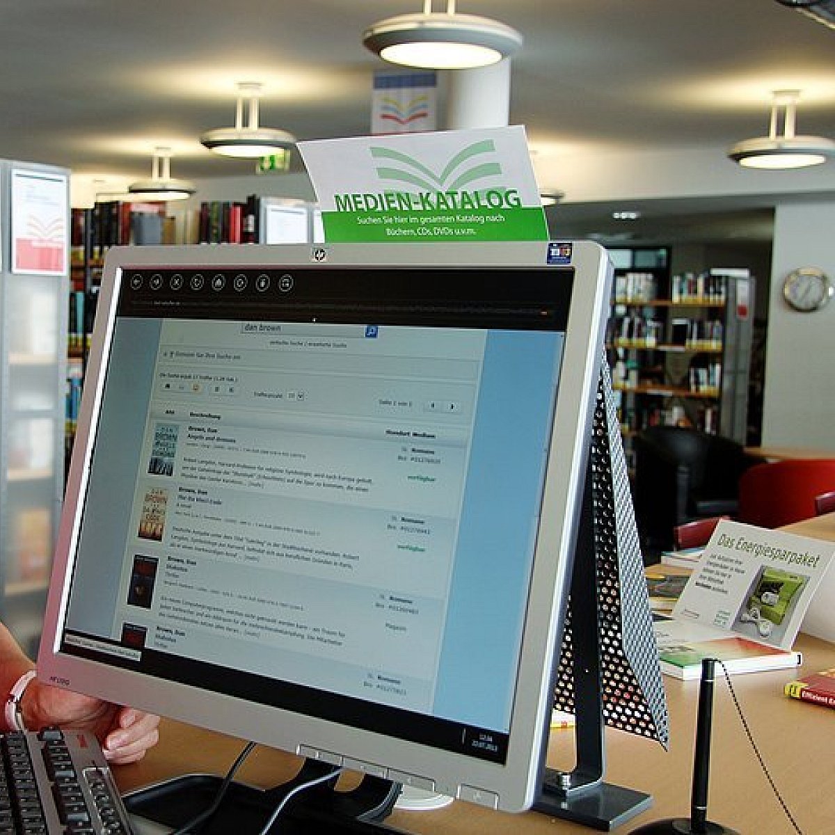 EEine Bücherei mit einem PC-Monitor im Vordergrund