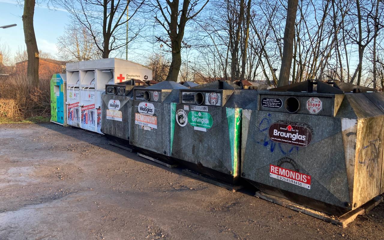 Mehrere Wertstoffcontainer