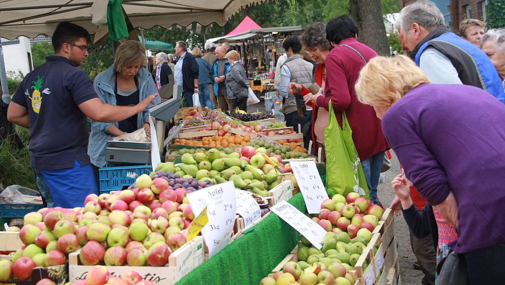 Ein Wochenmarkt mit Obstständen